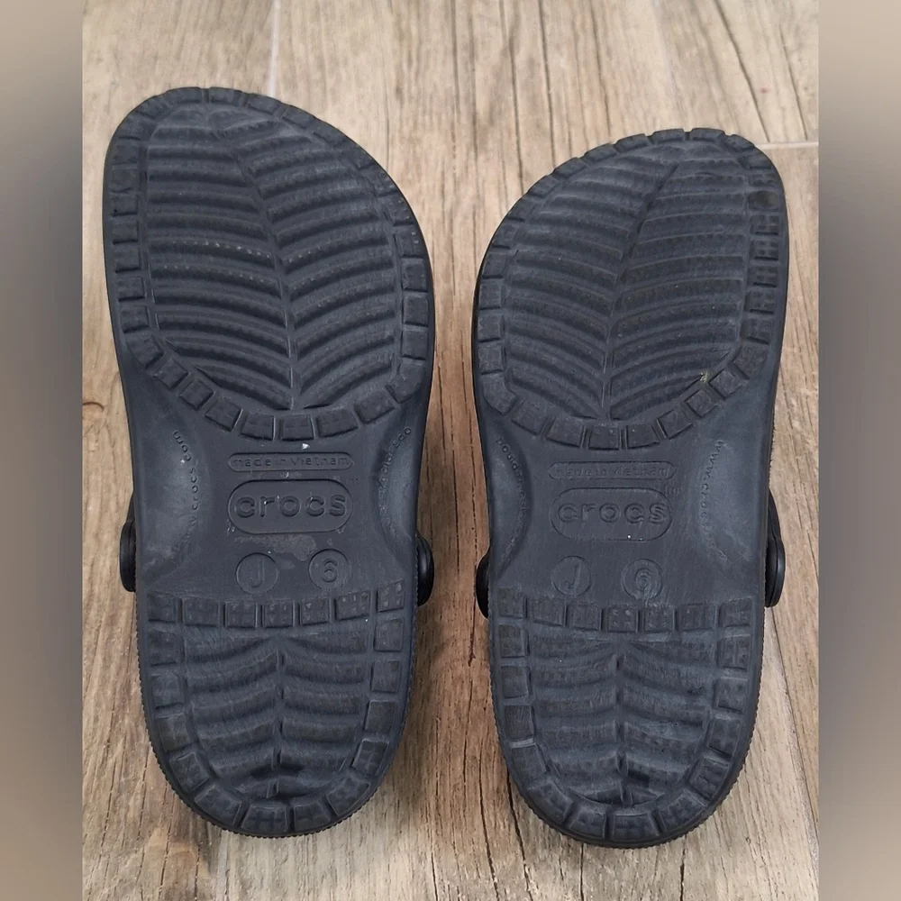 CROCS Kids/ Womens Black Shoes with Butterfly Accents Sz. J6/ M6/ W8